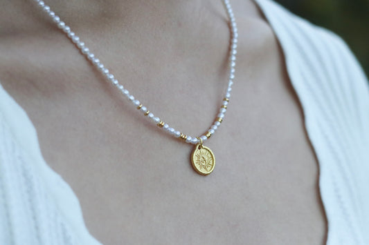 Halskette aus Süßwasserperlen und goldenem Münzanhänger / Necklace made of freshwater pearls with a golden coin pendant