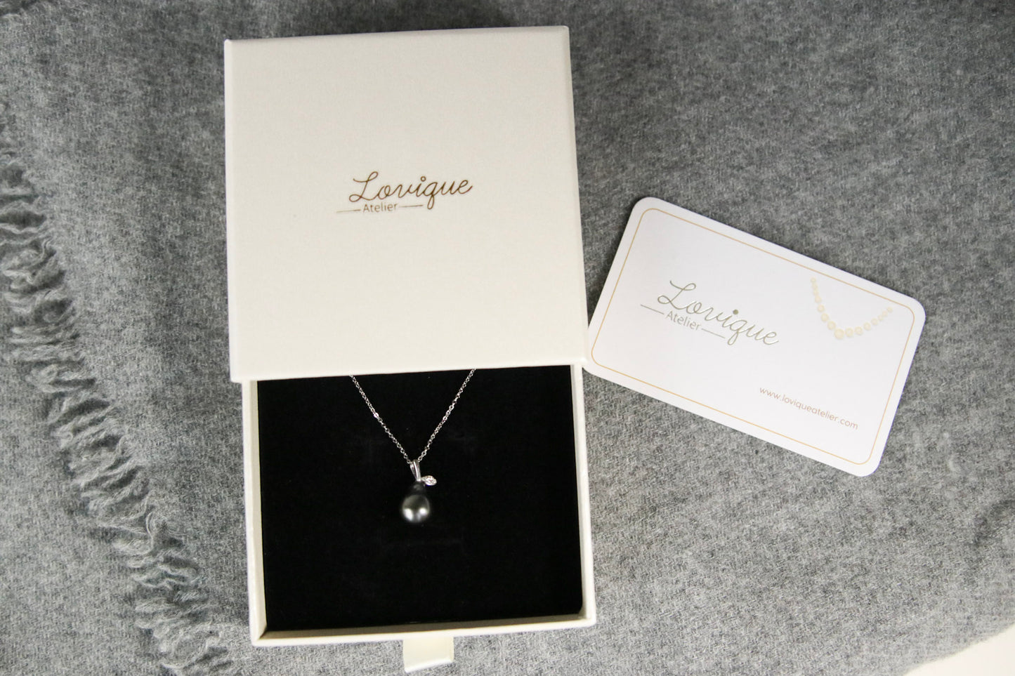 Grüne Tahiti Perle Anhänger in Birnenform mit Sterling Silberkette | Tahitiperle Halskette | 925 Silber | Geschenk für Sie