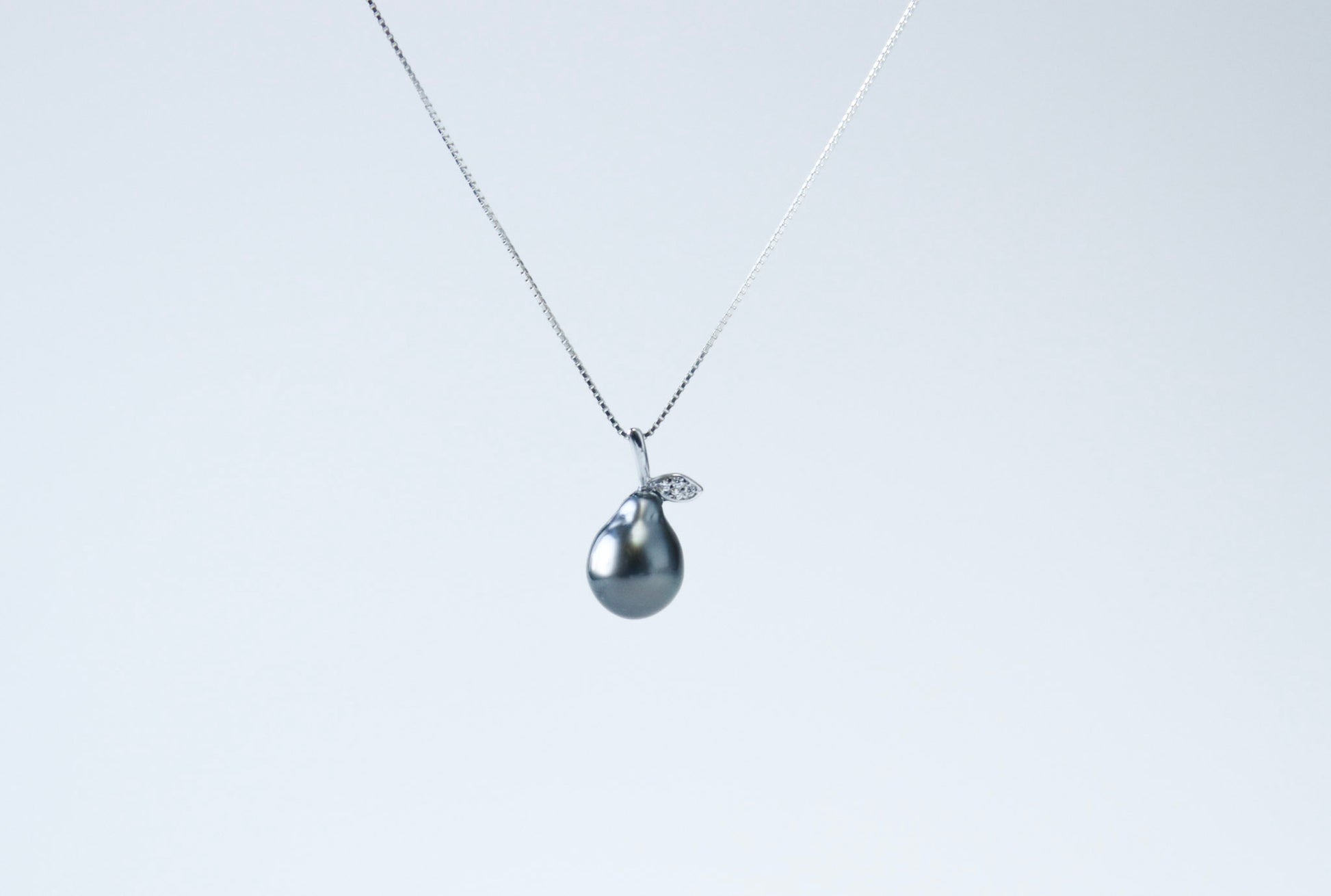 Birnenfoermiger Tahitian Perlen Anhaenger mit Sterlingsilber Kette stellt ein perfektes Geschenk für Sie