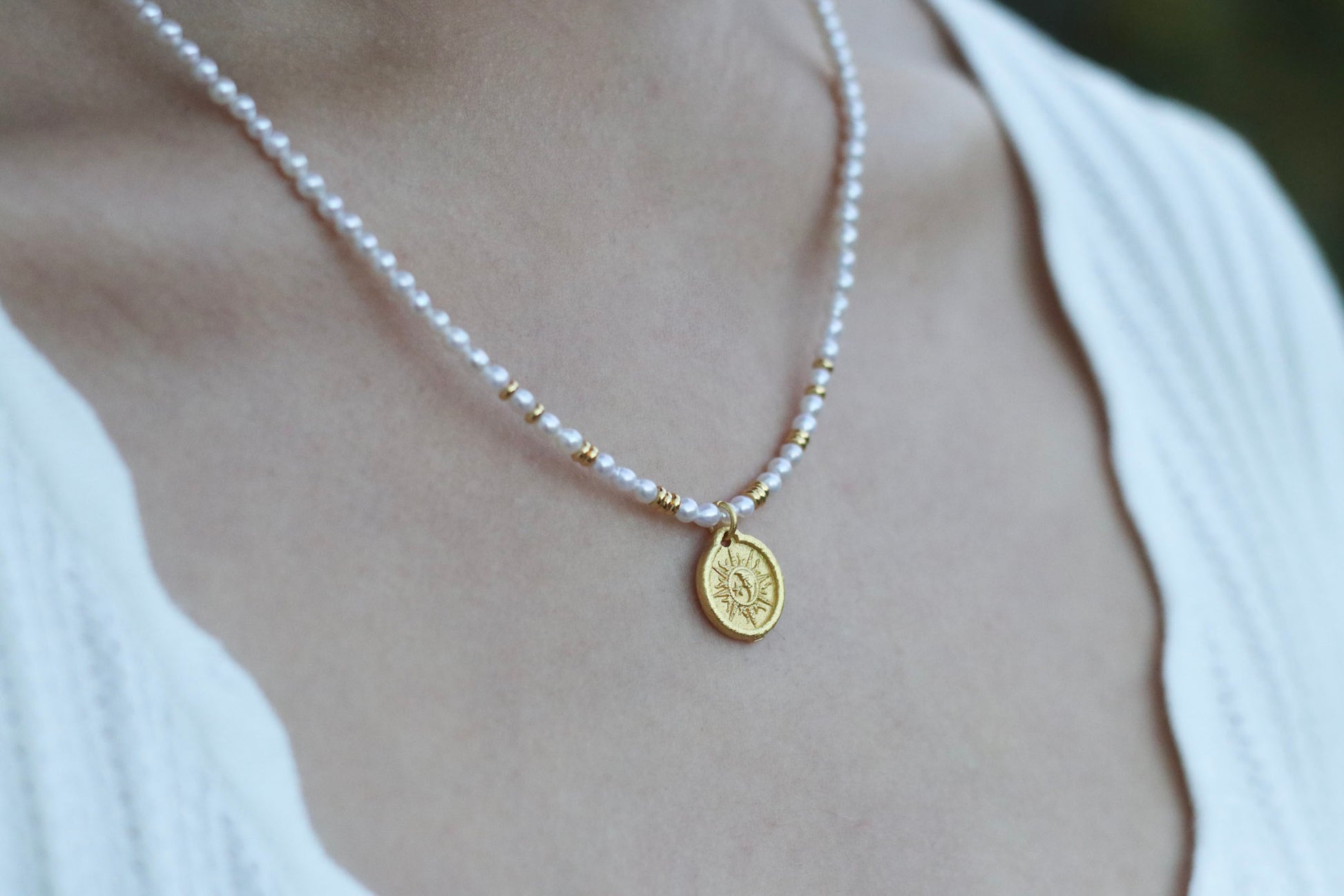 Halskette aus Süßwasserperlen und goldenem Münzanhänger / Necklace made of freshwater pearls with a golden coin pendant