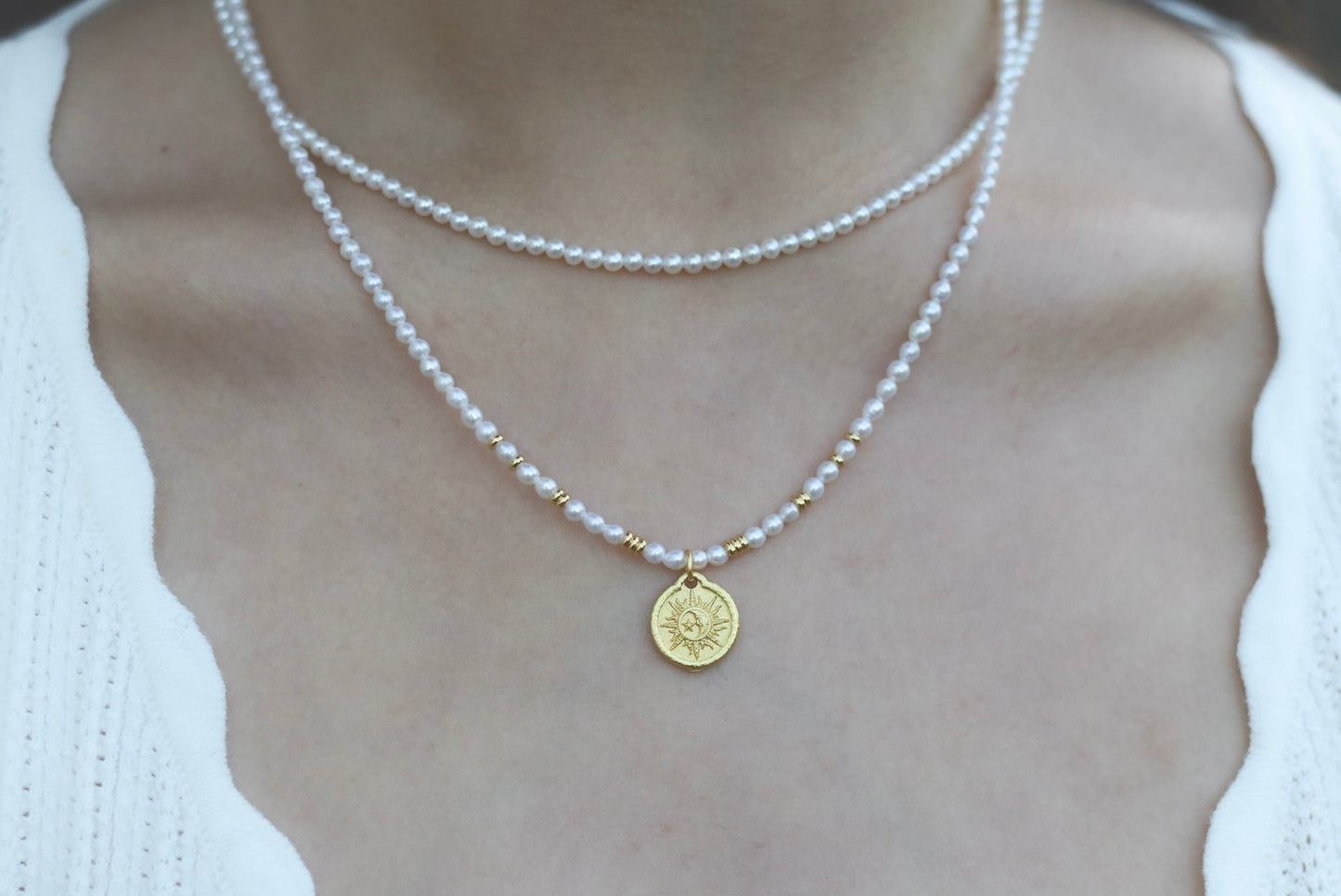 Halskette aus Süßwasserperlen und goldenem Münzanhänger / Necklace made of freshwater pearls with a golden coin pendant