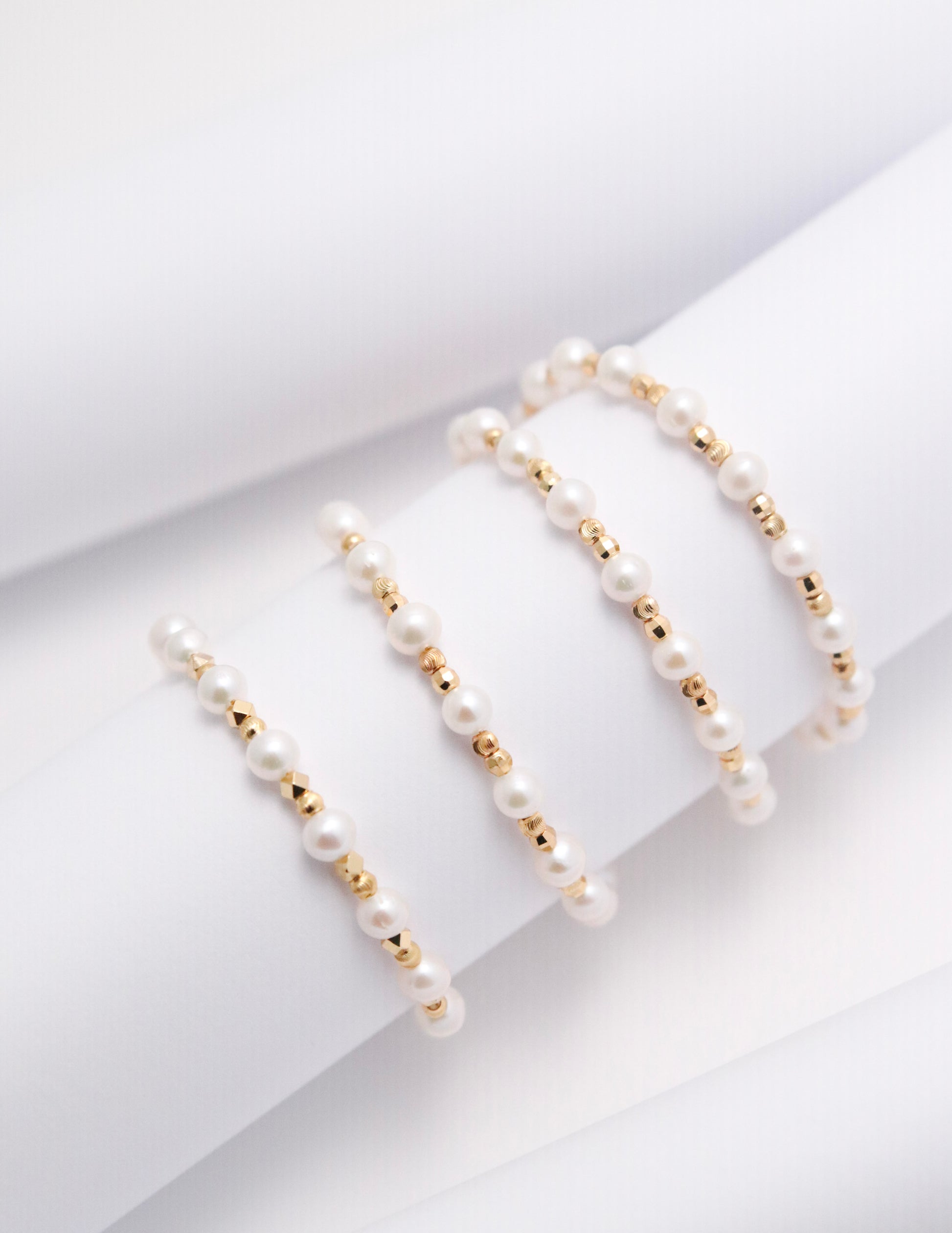 Perlenarmband aus Süßwasserperlen mit vergoldeten Metallkügelchen