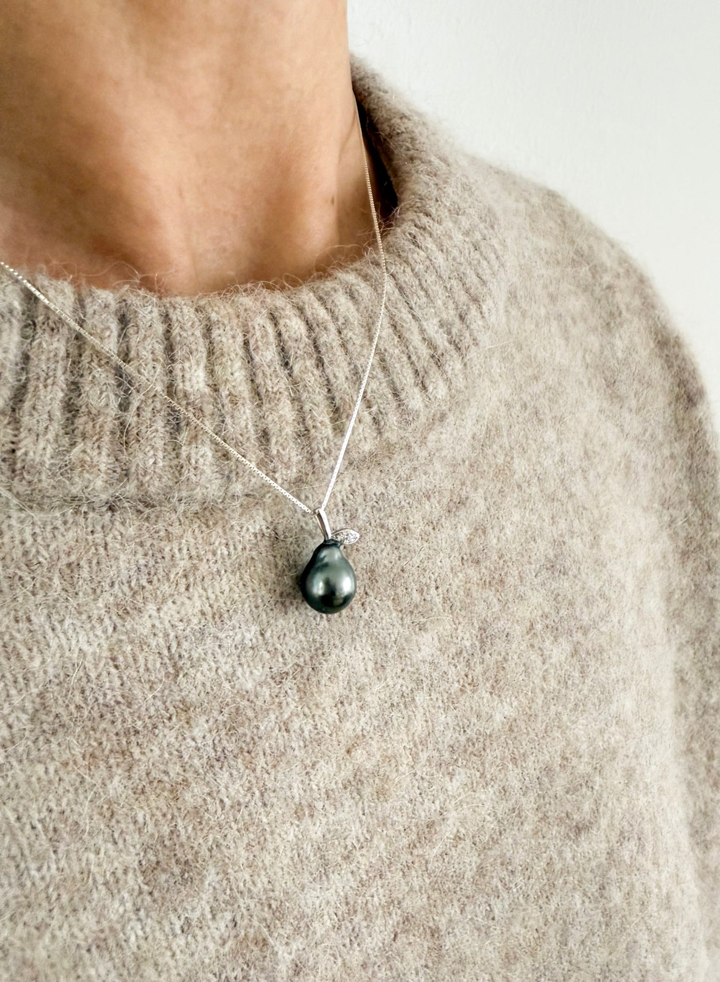 Grüne Tahiti Perle Anhänger in Birnenform mit Sterling Silberkette | Tahitiperle Halskette | 925 Silber | Geschenk für Sie