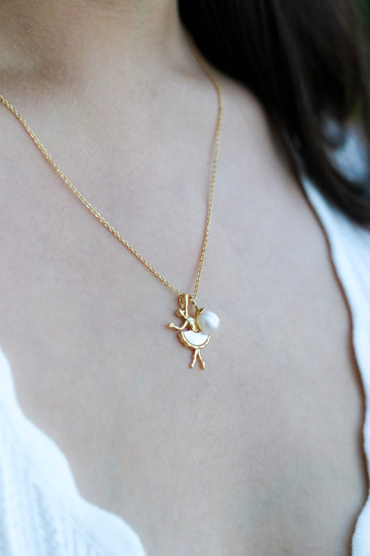 This necklace features a ballerina-shaped pendant and an oval pearl of about 7mm.