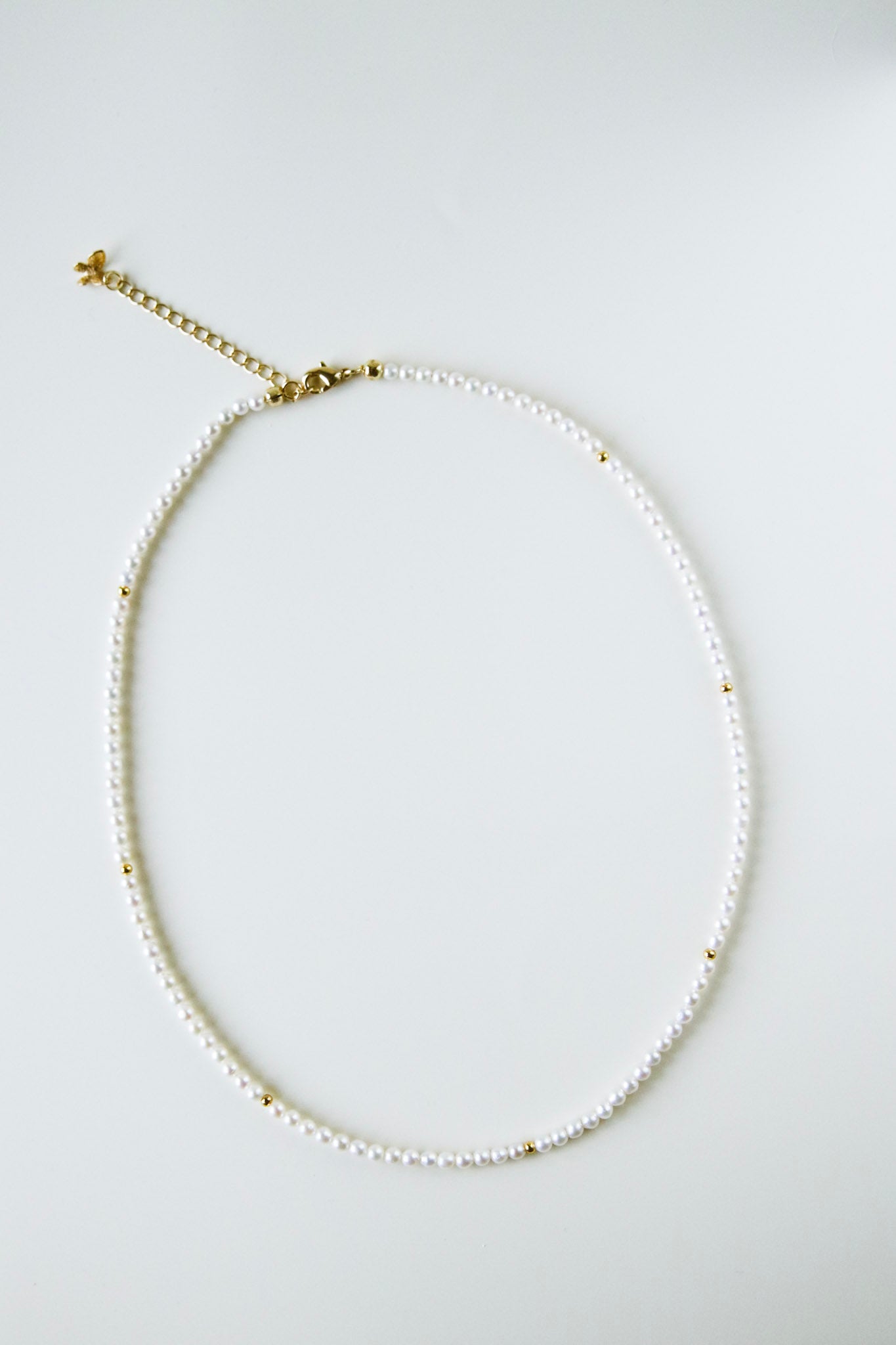 Delicate 3mm pearl choker necklace made of real freshwater pearls, minimalist and elegant jewelry for everyday wear.