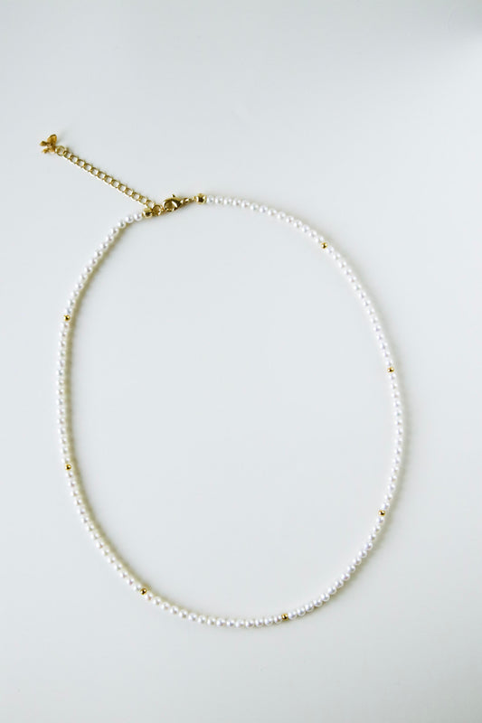 Delicate 3mm pearl choker necklace made of real freshwater pearls, minimalist and elegant jewelry for everyday wear.