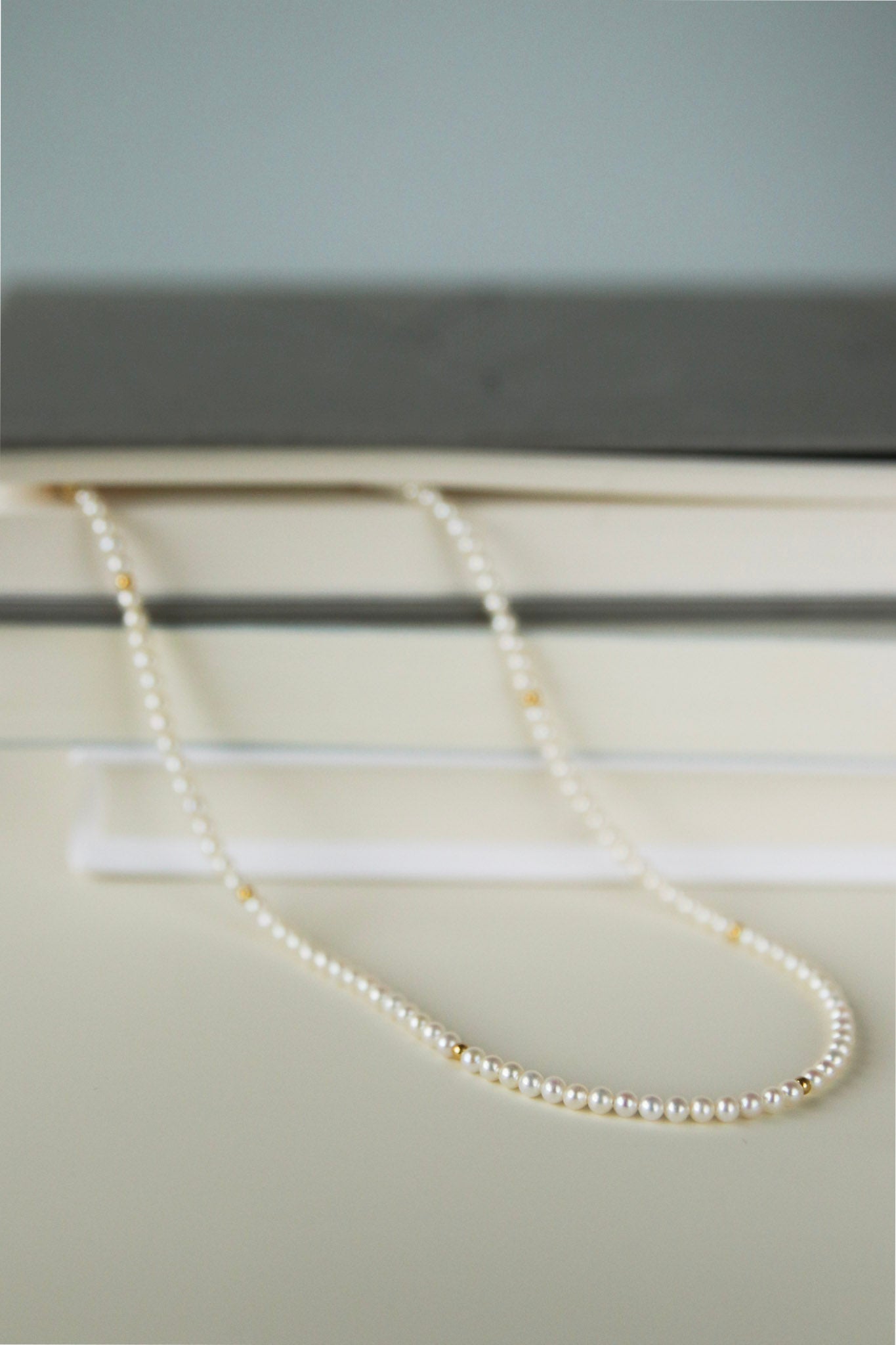Delicate 3mm pearl choker necklace made of real freshwater pearls, minimalist and elegant jewelry for everyday wear.