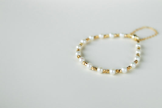 Perlenarmband aus Süßwasserperlen mit vergoldeten Metallkügelchen / Pearl bracelet with gold-plated metal beads