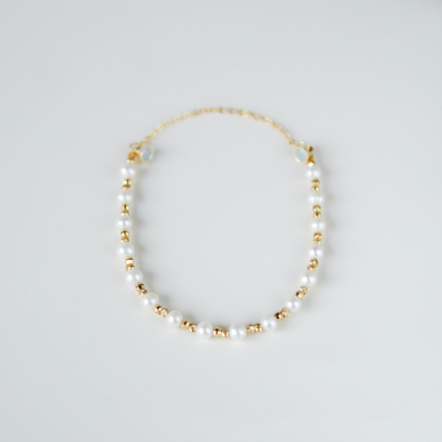 Perlenarmband aus Süßwasserperlen mit vergoldeten Metallkügelchen