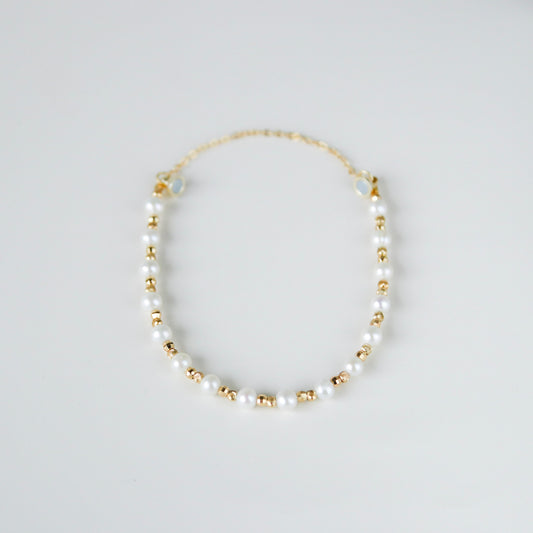 Perlenarmband aus Süßwasserperlen mit vergoldeten Metallkügelchen